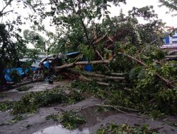 28 Rumah, Masjid dan Tiang LIstrik Rusak Diterjang Angin Puting Beliung di Kuala