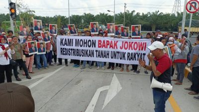 Petani Unjukrasa di Simpang Gerbang Tol Stabat. Minta Presiden  Ambil Alih Penyelesaian Tanah Eks HGU PTPN II