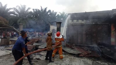 Lima Kios Berjualan di Batang Serangan Ludes Terbakar