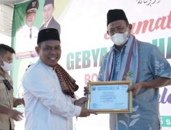 Plt Bupati Langkat Syah Afandin Terima Penghargaan Tokoh Pembangunan Ponpes