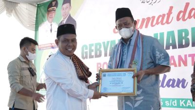 Plt Bupati Langkat Syah Afandin Terima Penghargaan Tokoh Pembangunan Ponpes