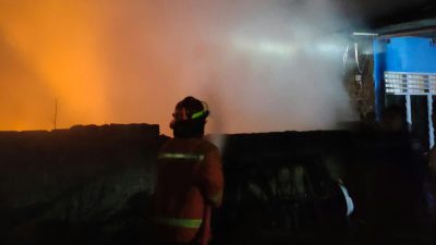 Padamkan : Petugas BPBD Binjai saat melakukan pemadaman api yang membakar rumah milik Murni Lubis berlokasi Jalan Pandega Kelurahan Tanah Merah, Kecamatan Binjai Selatan, Jumat (4/3/2022). (Foto BPBD Binjai).