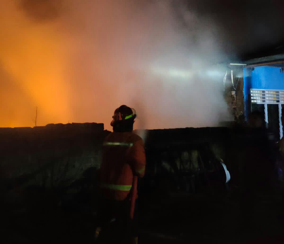 Padamkan : Petugas BPBD Binjai saat melakukan pemadaman api yang membakar rumah milik Murni Lubis berlokasi Jalan Pandega Kelurahan Tanah Merah, Kecamatan Binjai Selatan, Jumat (4/3/2022). (Foto BPBD Binjai).