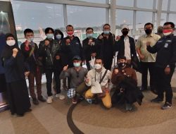 Sembilan WNI di Ukraina Tiba Tanah Air &nbsp;di Bandara KNIA