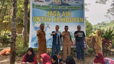 Hari Air Sedunia, Pabrik AQUA Langkat Mengajak Murid SD dan Masyarakat Bersihkan Sungai Kukam Sei Bingai