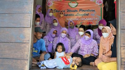 DWP Langkat Beri Bantuan Warga Kurang Mampu dan  Disabilitas Berupa Ternak  Sembako dan Kursi Roda