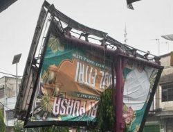 Hujan Es Disertai Angin Kencang Landa Kota Binjai, Puluhan Rumah Rusak, Sejumlah Pohon Tumbang, Tiang Baleho Patah dan Kabel Listrik Putus &nbsp;