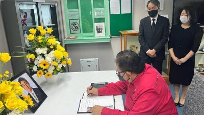 Ketua DPRD Sumut Isi Buku Duka di Konjen Jepang Atas Tewasnya Mantan PM Jepang