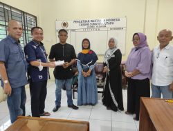 PWI Sumut Serahkan Asuransi Kepada 3 Ahli Waris Wartawan Meninggal Dunia