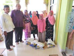 Plt Bupati Langkat Bagikan&nbsp; 70 Paket Sembako Kepada Warga Stabat Lama