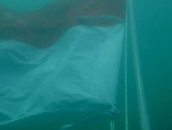 TNI AL Lanal TBA Kibarkan Bendera di Dalam Laut di Pulau Salah Namo