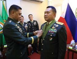 Panglima Angkatan Darat Filipina Anugerahi Kasad Tanda Kehormatan Level Tertinggi “Combat Kagitingan Badge”