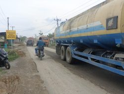 Warga Desa Padangtualang Keluhkan Jalan Lintas Provinsi Rusak