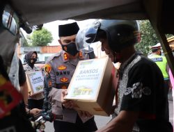 Polres Langkat Berikan Bingkisan Kepada Penarik Becak