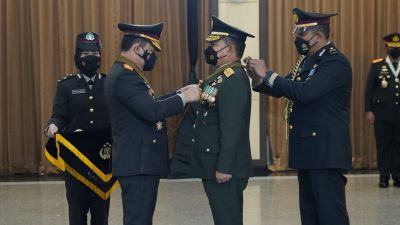 KSAD Jenderal TNI Dudung Abdurachman Terima Bintang Bhayangkara Utama