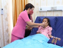 Ketua Bhayangkari Daerah Sumut Jenguk  Pasien Luka Bakar Pasca Operasi Bedah Plastik di RS Bhayangkara