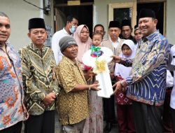 Plt Bupati Langkat Serahkan Kunci Bedah Rumah di Tanjungpura