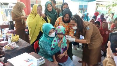 Ketua TP PKK Kota Binjai Tinjau Imunisasi Anak di Dua Sekolah