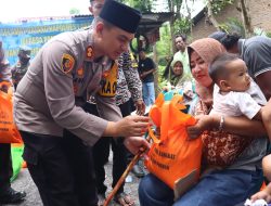 Terdampak Kenaikan BBM, Kapolres Langkat Bagi Sembako di Secanggang