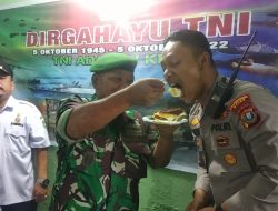 Rayakan HUT Ke -77 TNI, Polsek Medan Timur Bawa Kue Tar  ke Mako Danramil 0102