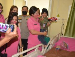 Anak Korban Kekerasan di Tanah Karo Tampak Ceria Digendong Ibu Rita Panca