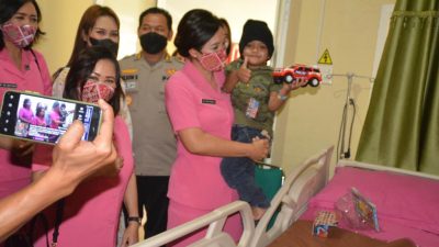 Anak Korban Kekerasan di Tanah Karo Tampak Ceria Digendong Ibu Rita Panca