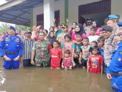 Kapolres Langkat Tinjau Lokasi Banjir dan Serahkan Bansos di Posko Pengungsi Hinai
