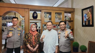 Kapoldasu Kunjungi Kediaman Ketua PWI Sumut, Doakan Semoga Sehat dan Tetap Semangat