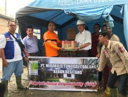 PT Mirabilis Tunggal Tualang Serahkan Sembako Korban Banjir di Besitang