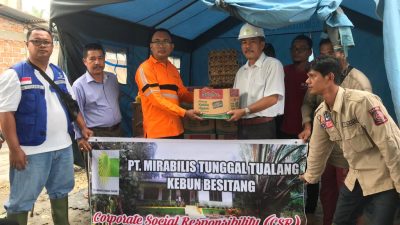PT Mirabilis Tunggal Tualang Serahkan Sembako Korban Banjir di Besitang