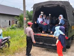 Puluhan Pelajar Terdampak Banjir  di Langkat Diantar Jemput Truk SPN Polda Sumut