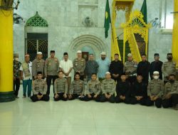 Safari Subuh Berjamaah di Mesjid Lama Gang Bengkok, Wakapolda Sumut Serahkan Sembako, Sarung dan Mukena