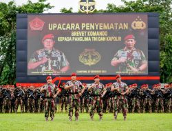Baret Merah Kopassus Untuk Kapolri dan Panglima TNI, Kapolri Listyo Sigit : Jangan Ragukan Sinergitas TNI-Polri Jaga NKRI