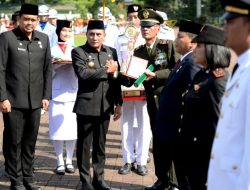 Gubernur Sumut Edy Rahmayadi Serahkan Penghargaan Tunggul Kecamatan Terbaik Kategori Kota Tahun 2022