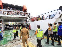 Sapa Warga Liburan Hari Kedua Tahun Baru di Pelabuhan Ambarita, Kapolda Sumut: Senang Liburannya Ya!