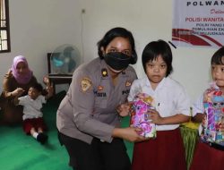 Polwan Polres Langkat Berikan Bantuan Siswa SLB di Stabat