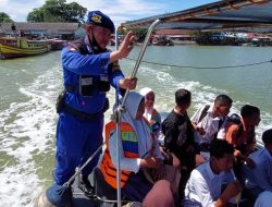 Minim Akses Sekolah , Para Pelajar Diantar Kapal Sat Polair  Polres Langkat