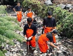 Lima Pemuda Pandawara Bersihkan Aliran Sungai dari Sampah Kini Viral di Media Sosial