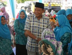 Syah Afandin Serahkan 150 Paket Sembako untuk Guru Ngaji se-Teluk Aru