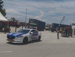 Polda Sumut Kawal Truk Kontainer Logistik F1 Powerboat menuju Belawan