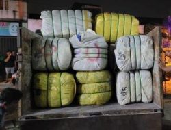 Polda Sumut Gerebek Gudang Pakaian Bekas Impor di Perumnas Simalingkar Medan, 260 Bal Disita