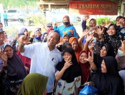 Syah Afandin Bagikan 300 Paket Sembako Terdampak Abu Pembangunan Jalan Tol