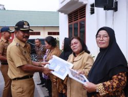 Wali Kota Binjai Beri Cendera Mata 12 Korpri Purna Tugas, Minta Masyarakat Laporkan Dokumen Kependududkan dengan Baik