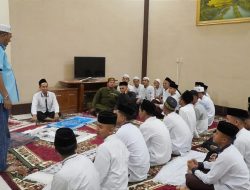 Syah Afandin Sholat Terawih Bersama Santri Ulumul Qur’an di Stabat