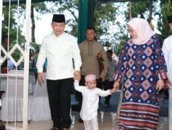 Saat Lebaran di Bandung Jenderal Dudung Gendong Cucu