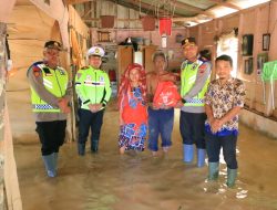 Banjir di Bandar Durian Labura, Kapolres Labuhan Batu Serahkan Bantuan