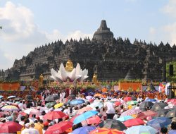 Ribuan Umat Upacara Waisak di Candi Borobudur, Wamenag : Peringatan Waisak Salah Satu Upaya Peningkatan Keyakinan Umat Buddha kepada Tri Ratna