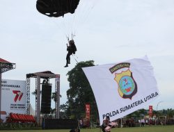 Puncak Hari Bhayangkara ke 77 di Polda Sumut, Meriahkan Atraksi Terjun Payung