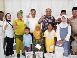 Ikut Santuni Anak Yatim Bersama FSKS, Plt Bupati Syah Afandin Sedekahkan 1 Ton Beras Tiap Bulan