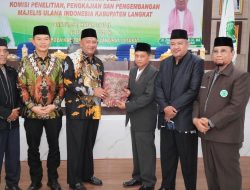 Buka Dialog Publik MUI Langkat, Plt Bupati Peran Agama Penting Bagi Kehidupan Manusia